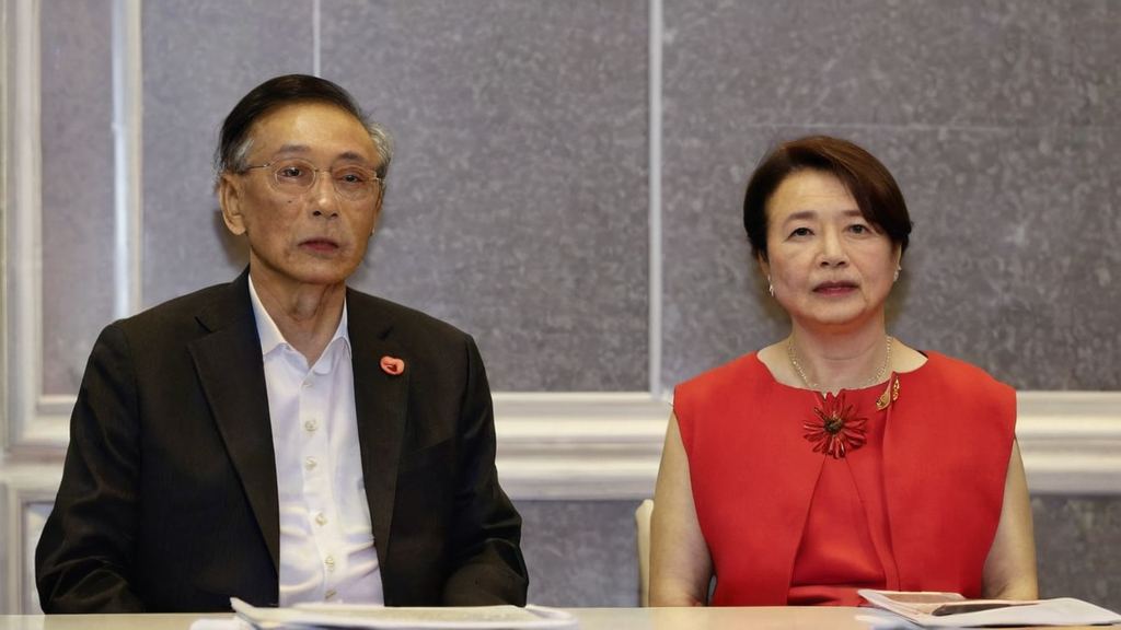 敢展示裸背的韩国明星引发热议，娱乐圈的真实吃瓜爆料揭秘