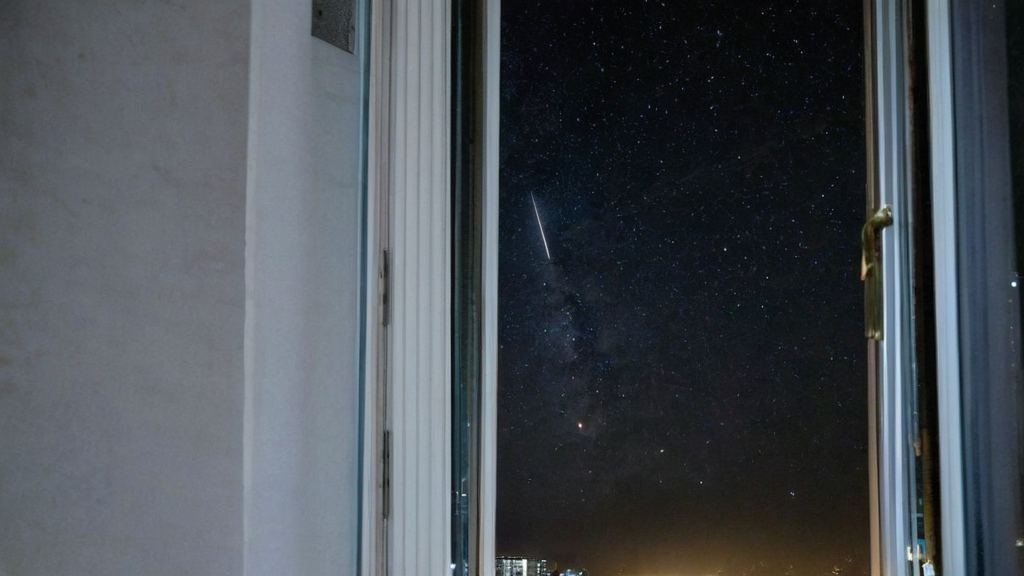 夜幕下的东方凭借出色才艺在学校崭露头角引发明星圈关注