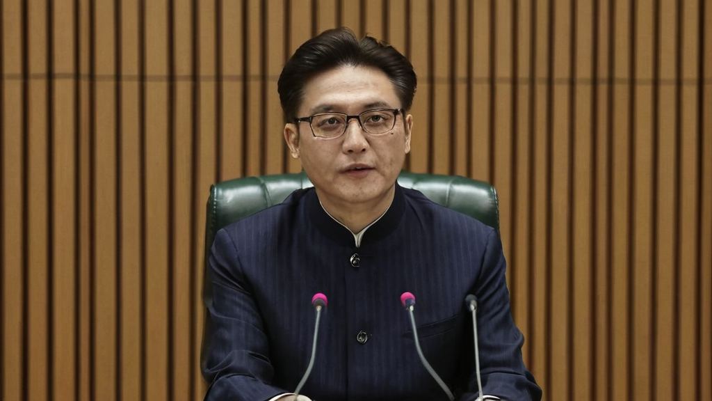 吴亦凡事件引发娱乐圈地震，粉丝情感交织成谜