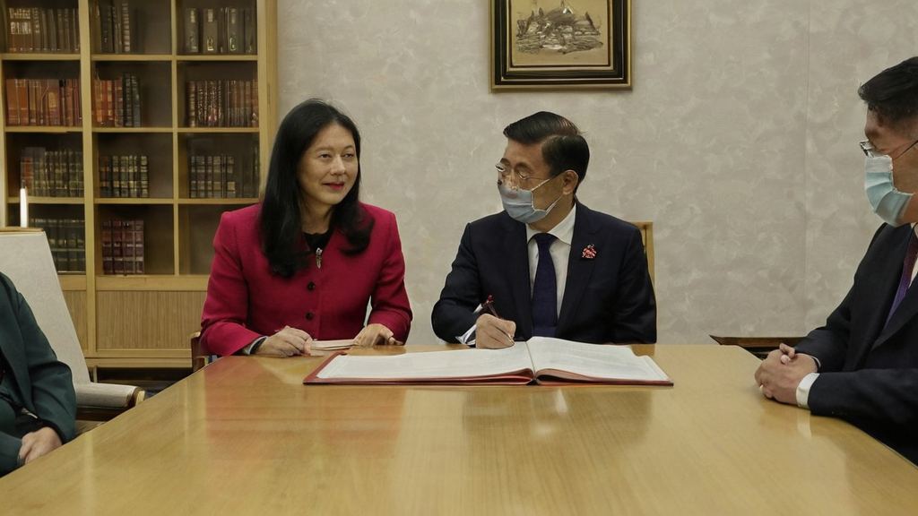 娱乐吃瓜君探寻幕后真相归来 这只猫咪模仿吃瓜群众引发热议