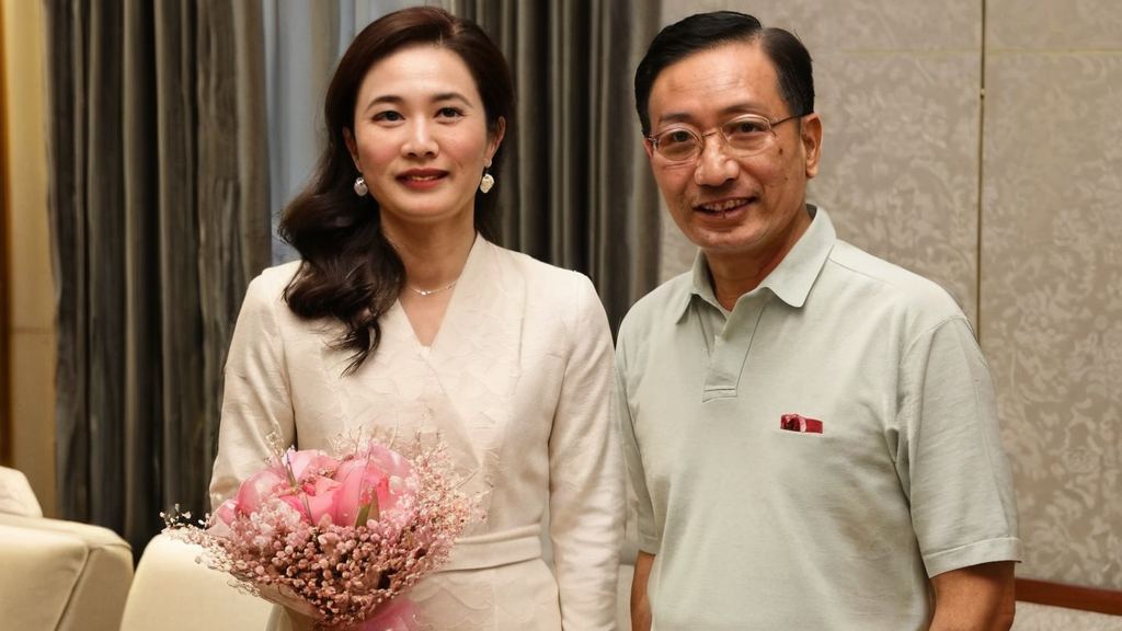 个小有名气的网络主播瓜姐直播吃瓜引热议被粉丝护航