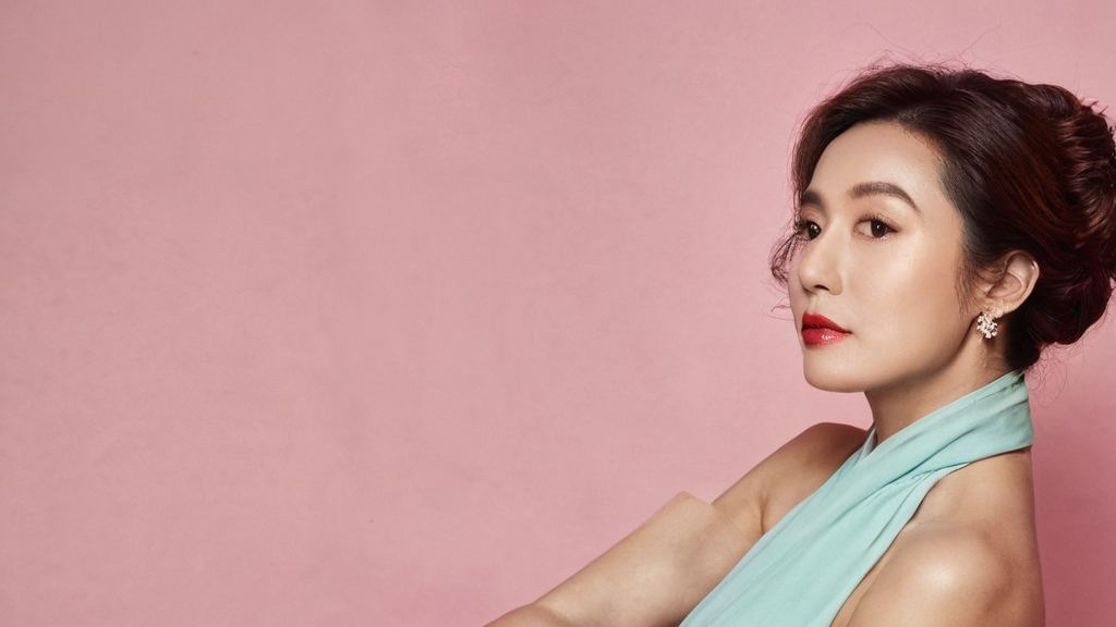 张瑶晒素颜自拍称有病 网友赞平胸也美引热议